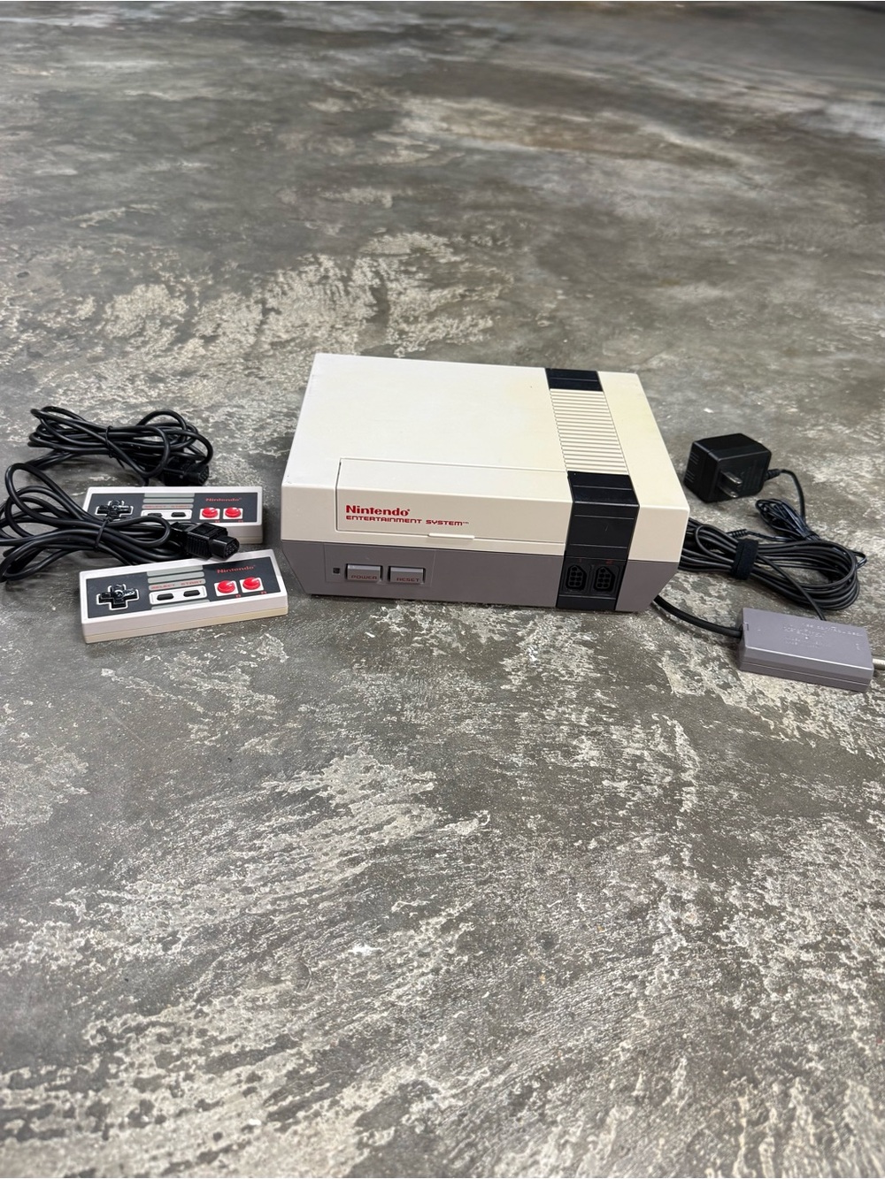 Vintage Nintendo NES-001 Console Bundle 2 Controllers Powers On READ
